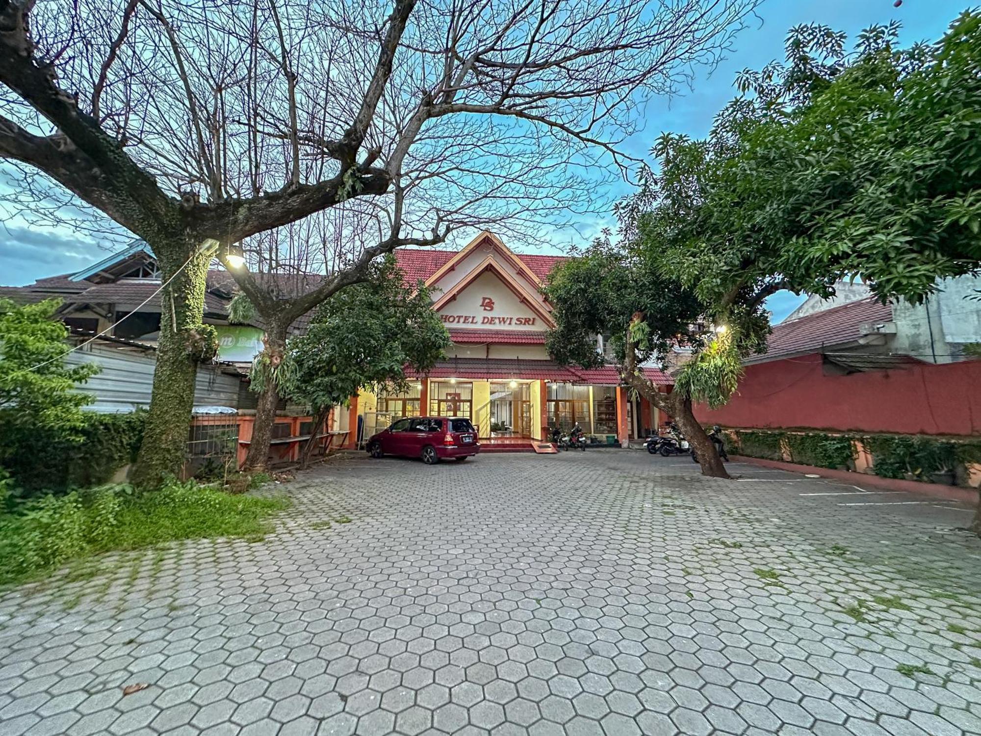 Hotel Dewi Sri Redpartner Jogjacarta Exterior foto