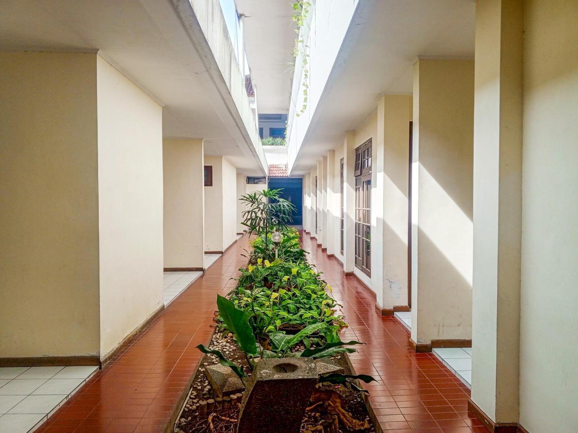 Hotel Dewi Sri Redpartner Jogjacarta Exterior foto