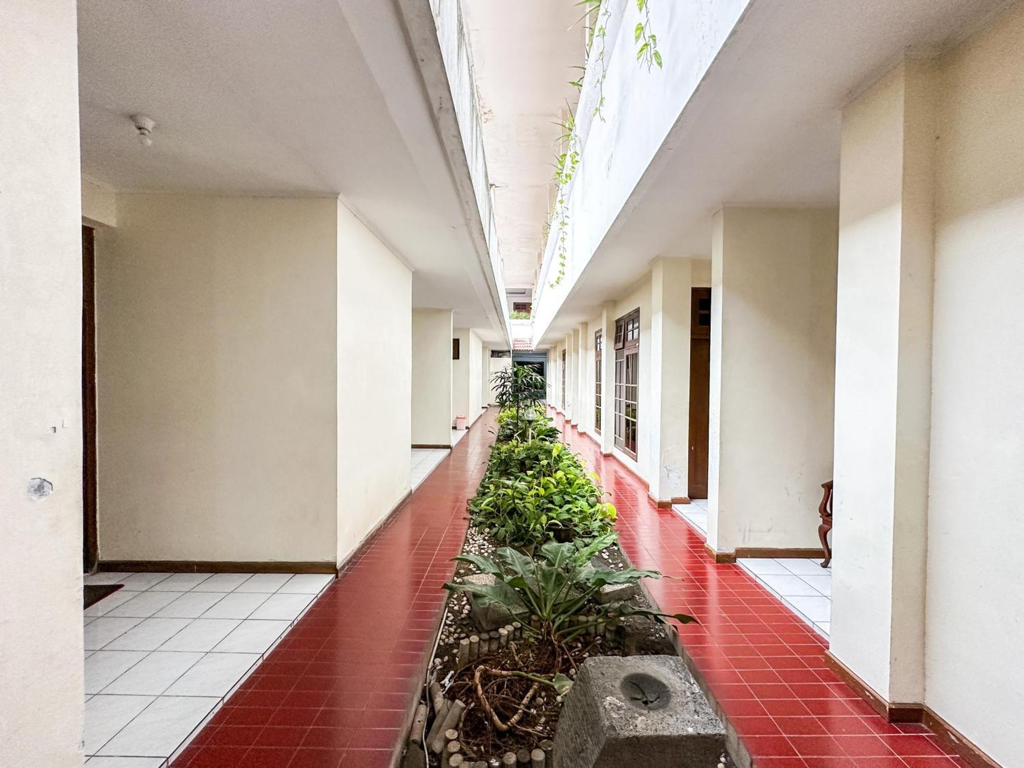 Hotel Dewi Sri Redpartner Jogjacarta Exterior foto