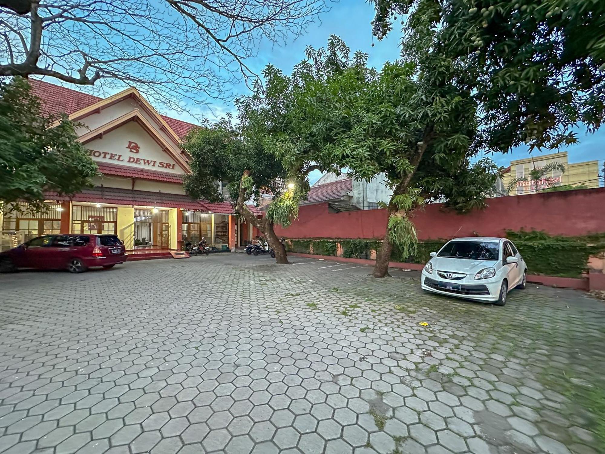 Hotel Dewi Sri Redpartner Jogjacarta Exterior foto