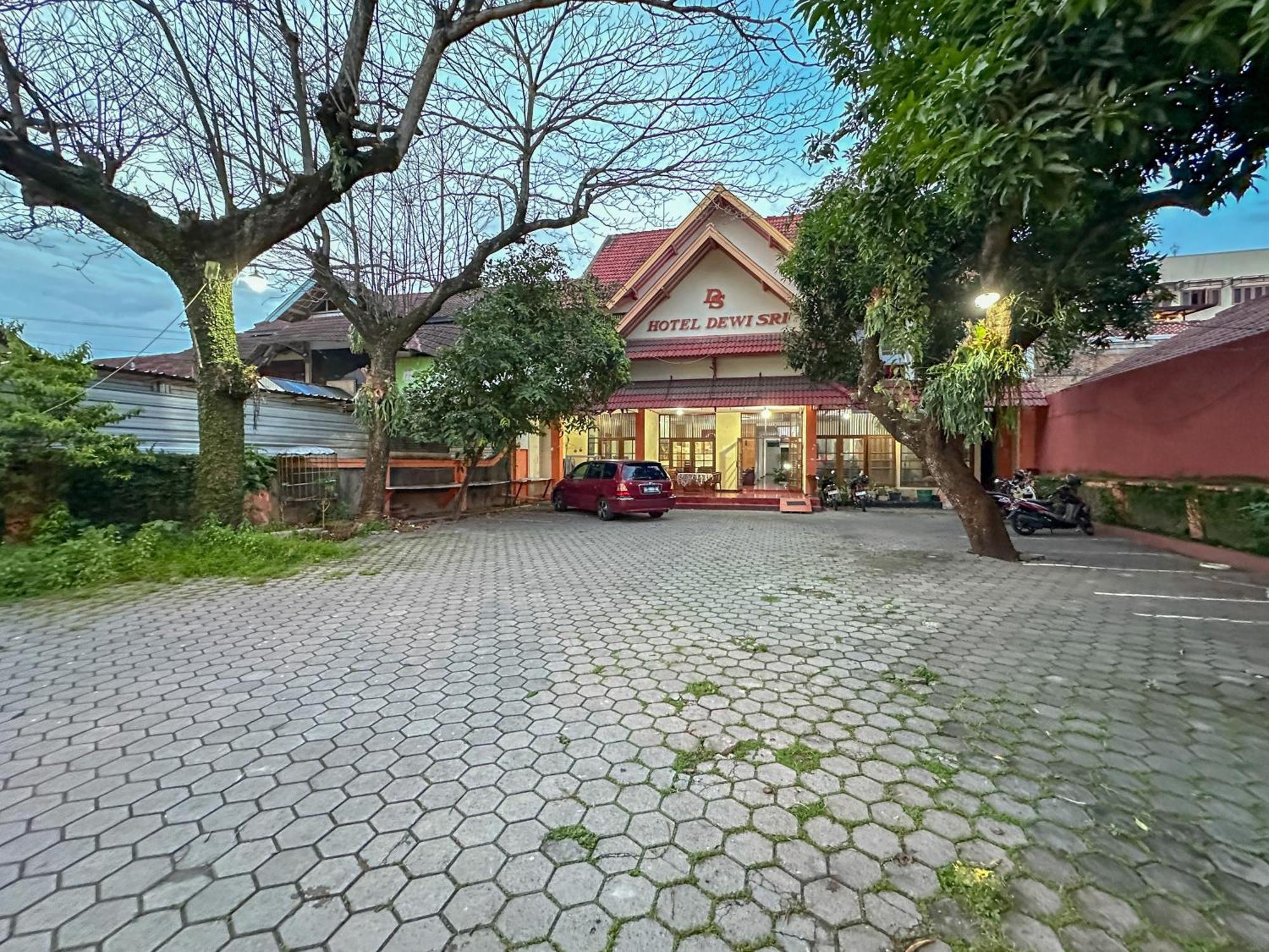 Hotel Dewi Sri Redpartner Jogjacarta Exterior foto