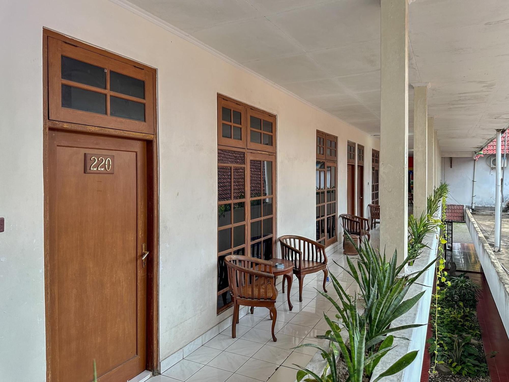 Hotel Dewi Sri Redpartner Jogjacarta Exterior foto